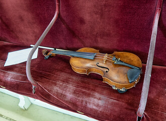 Obraz premium violin on stage before a symphonic classical concert