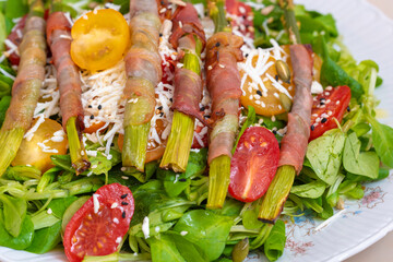 Asparagus with fried bacon cheese, tomatoes and seeds