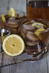 Refrescante Cuba Libre, hecho con ron dorado añejo, cola y limón

