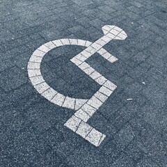 Znak poziomy - miejsce parkowania dla niepełnosprawnych © Aleks