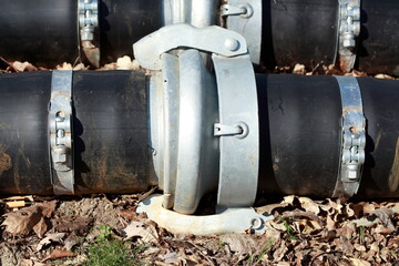 Schwarze Kunststoffrohre f&uuml;r grundwassserabsenkung, Wei&szlig;e Muffen aus Metall