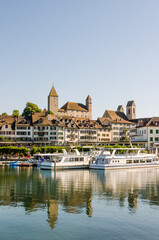 Obraz premium Rapperswil, Zürichsee, Schloss, Seeufer, Hafen, Altstadt, Altstadthäuser, Schlossberg, St. Johann, Kirche, Stadt, Seerundfahrt, Rapperswil-Jona, Seedamm, Holzbrücke, Somer, Schweiz