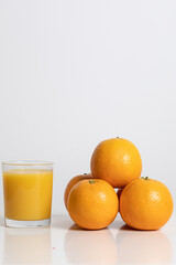 Orange vor weißem Hintergrund freigestellt