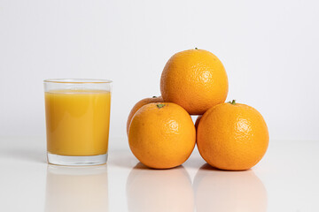 Orange vor weißem Hintergrund freigestellt