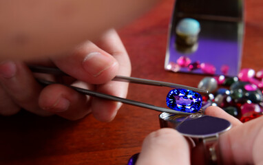 Blue gem Selected has a luster In the tong For making jewelry