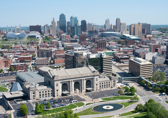 A panoramic view of Kansas City on a sunny day with Union Station in the foreground - obrazy, fototapety, plakaty