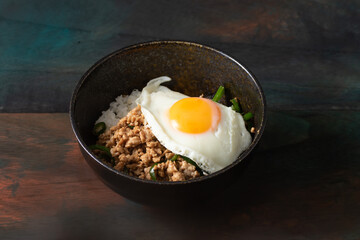 ガパオライスと暗めの雰囲気のある背景