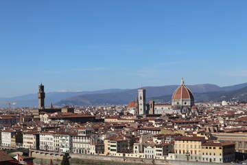 Fototapeta premium vista della città dall'alto con montagne sullo sfondo