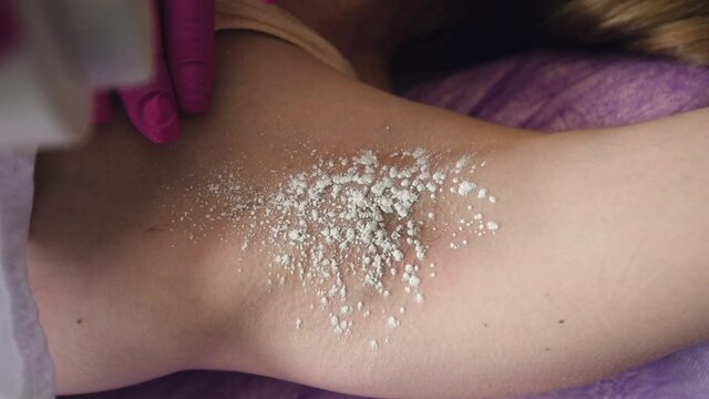 Application of talc to the armpit area. Shugaring 