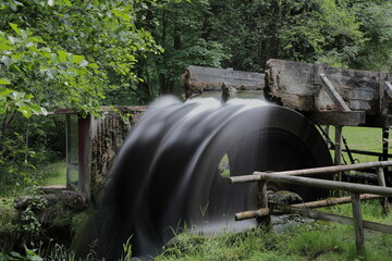scheinbar sehr schnell drehende wassermühle