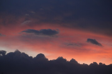cielo oscuro al atardecer con nubes negras