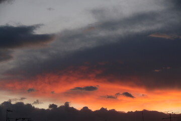 cielo oscuro al atardecer con nubes negras