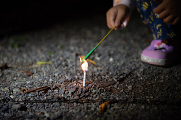 花火に火を着ける子供
