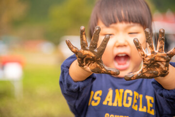 泥遊びをする子供