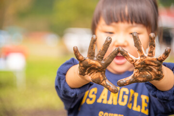 泥遊びをする子供