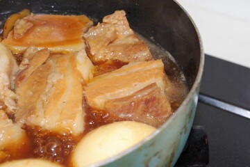豚バラ肉の角煮を作っているシーン