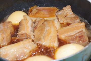 豚バラ肉の角煮を作っているシーン