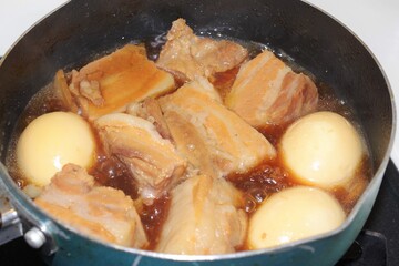 豚バラ肉の角煮を作っているシーン