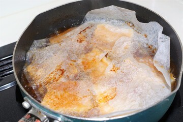 豚バラ肉の角煮を作っているシーン
