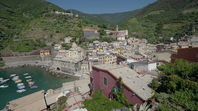 Cinqueterra wide town landscape panning shot with Nikon Z6 and Atomos ProRES recorder (10bit)