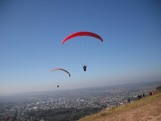 parapente e céu azul