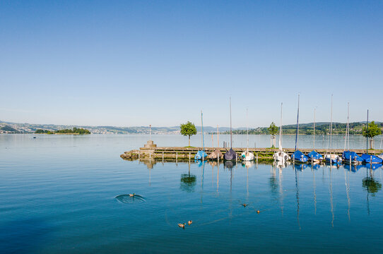 Rapperswil, Z&uuml;richsee, Seeufer, Hafen, Schiffssteg, Parkbank, Boote, Seerundfahrt, Insel L&uuml;zelau, Insel, Ufnau, Rapperswil-Jona, Seedamm, Holzbr&uuml;cke, Sommer, Schweiz