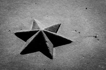 Una stella di marmo in bianco e nero