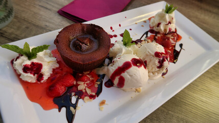 Warmer Schokokuchen Dessert mit Eis