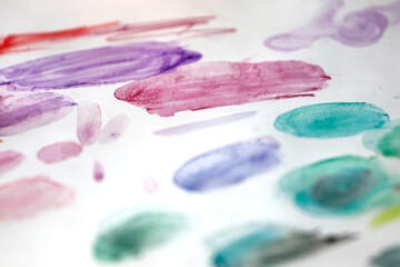 Obraz na płótnie Canvas Bunte Farbkleckse mit Wasserfarbe gemalt