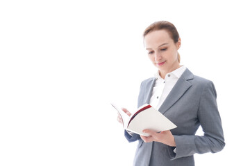 読書をするスーツを着たビジネスウーマン