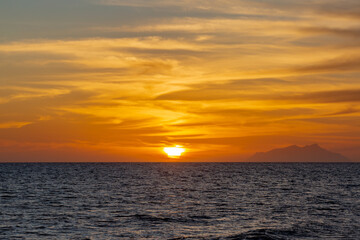 Obraz premium Tramonto sul mare, con vista sull'Isola di Marettimo.
