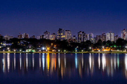 beautiful view of the city of curitiba on a beautiful night /  linda vista da cidade de curitiba numa bela noite 