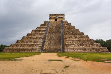 Obraz na płótnie Canvas Cuculcan pyramid in Chichen Itza Yucatan Mexico. Mayan Pyramid