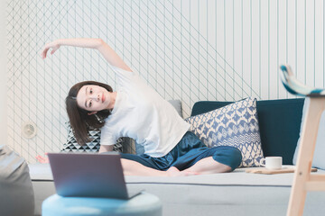 ヨガのオンラインレッスンを受講する女性