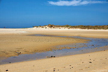 Playa con grandes dunas en una zona medioambiental protegida