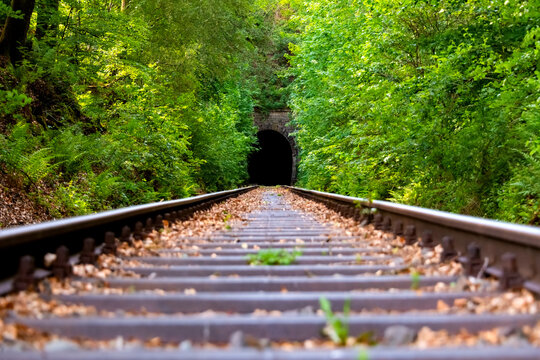 Tunnel Eisenbahn Portal Gleis Schienen Strecke Schleifkottenbahn Draisine Halver Oberbr&uuml;gge Sauerland Deutschland stillgelegt Wuppertalbahn Sticht Tunnel Volmetal Kunstbauwerk Mauer