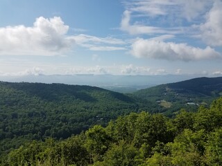 Fototapeta na wymiar green trees and hills and sky in Massanutten, Virginia