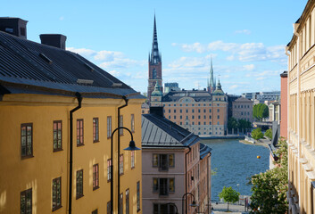 Obraz premium Sweden / Stockholm - May 31, 2019: the colors of Stockholm in summer from Sodermalm to the island of Riddarholmen with the church of Riddarholmen.