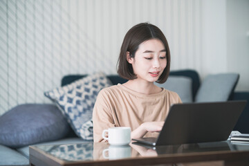 自宅でリモートワークする女性