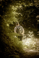 entlang eines Weges durch eine Klamm in den Sauerl&auml;nder W&auml;ldern