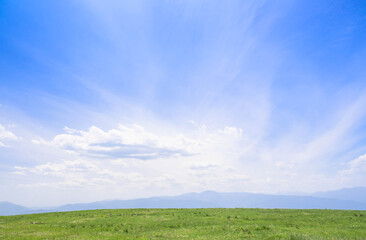 高ボッチ高原　牧場の草原と空