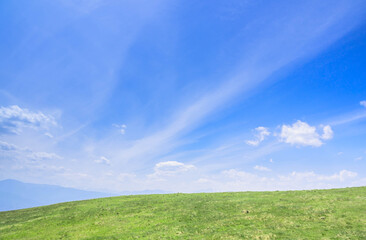 高ボッチ高原　牧場の草原と空