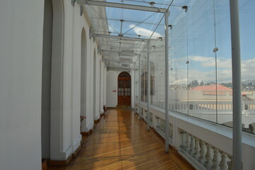 arquitectura interiores cielo azul ventanas piso calido arcos 