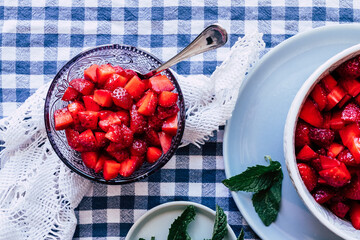 Salade de fruits frais - Fraises au sucre et menthe fraiche dans un bol