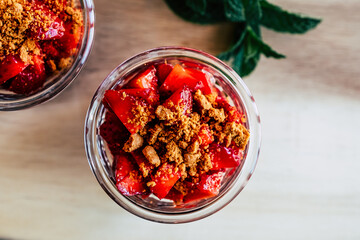 Crumble avec fraises et biscuits à la cannelle - Salade de fruits frais sucré