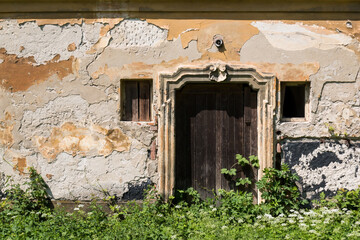 Fototapeta na wymiar Gate of an abandoned palace, Jablonica