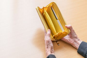 空っぽの財布　自粛　給付金　イメージ
