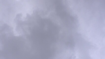 Cielo nublado. Plano nadir girando lentamente