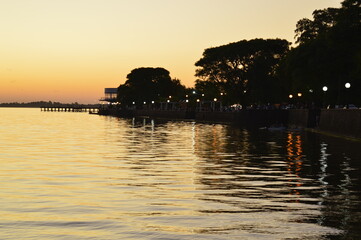 LAGUNA EN EL ATARDECER