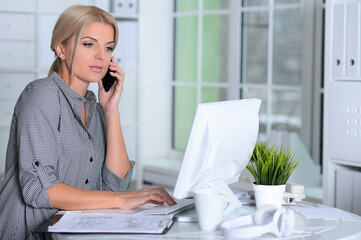 Obraz premium Portrait of a businesswoman working in office